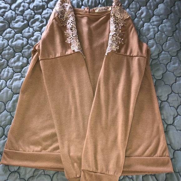 ✌️Last $$💧Tan Button Back Blouse - Picture 2 of 3